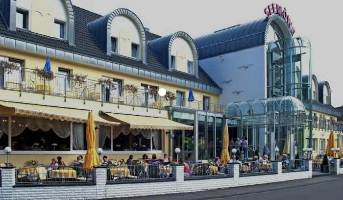 Foto von der rechten Seite des Hotels